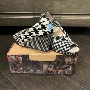 Tom’s Houndstooth Wedges